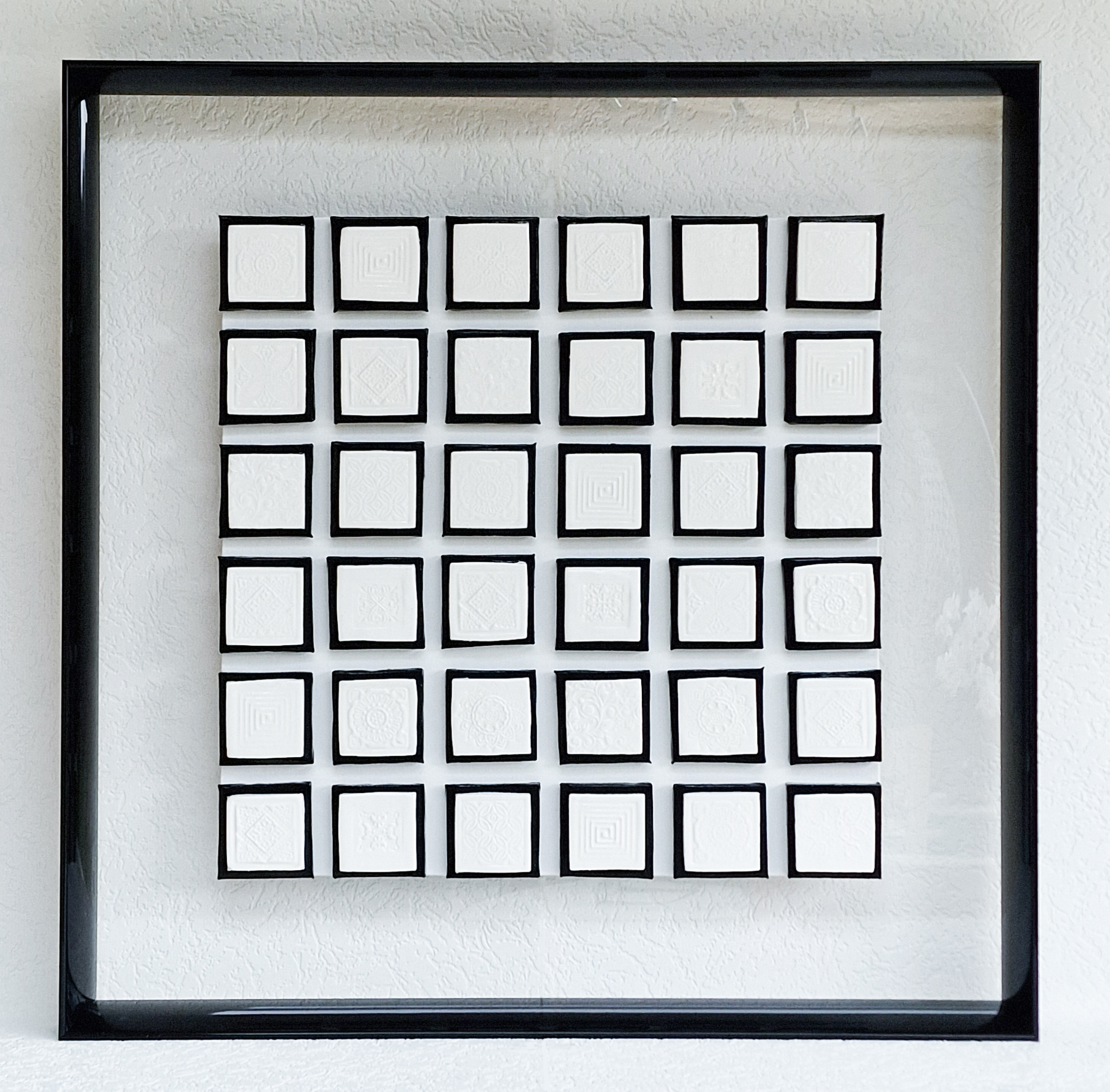9. Black and White Sur plexiglas avec encadrement 73 x 73 cm 1300 E